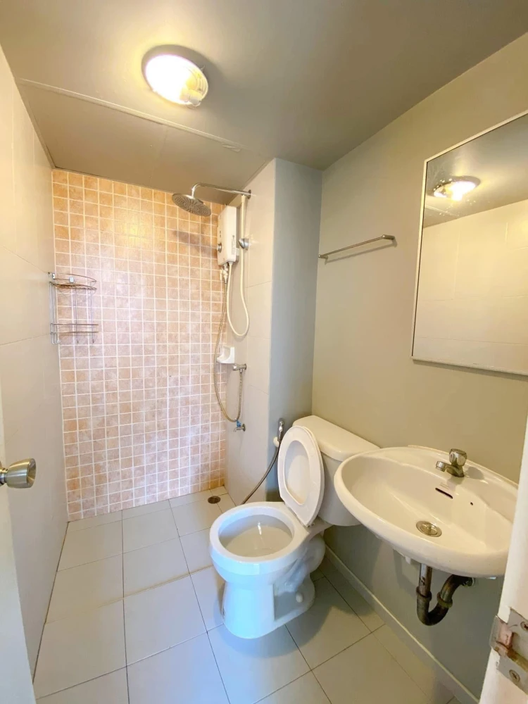 Selling Lumpini Condotown Chonburi - Sukhumvit. Nice unit on the 7th floor, great location, not hot, beautiful unblocked view. Book now!