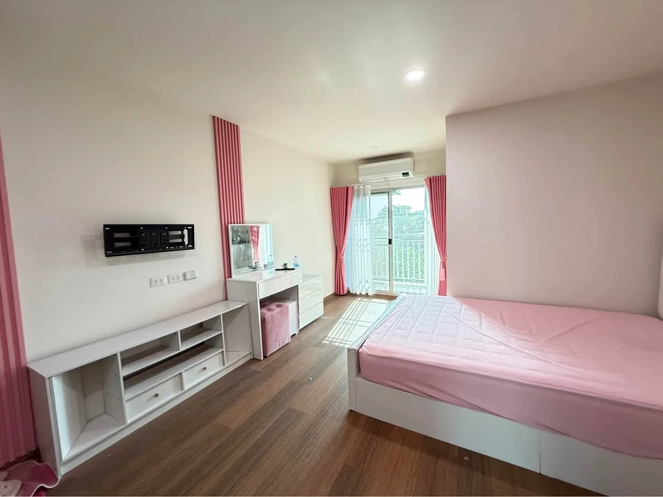 Selling Lumpini Condotown Ekachai 48, fully furnished unit. Just bring your suitcase and move in! Book now before it's too late!!!