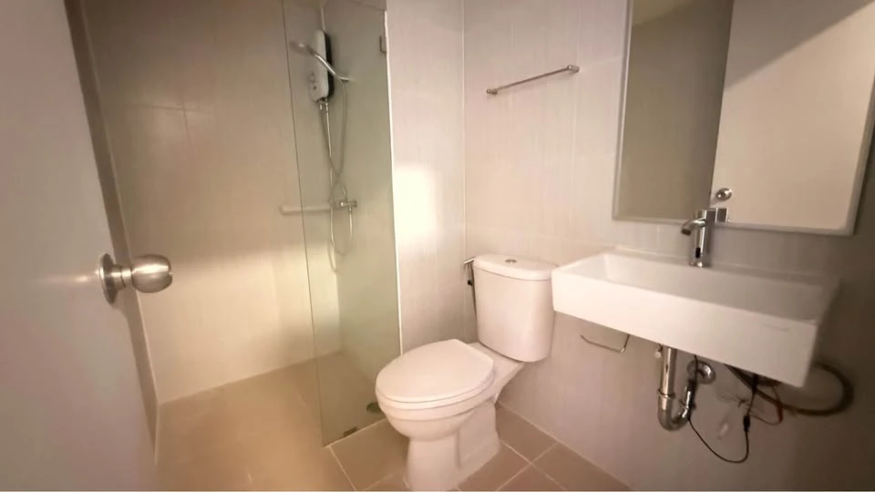 Selling Lumpini Condotown Ekachai 48, fully furnished unit. Just bring your suitcase and move in! Book now before it's too late!!!