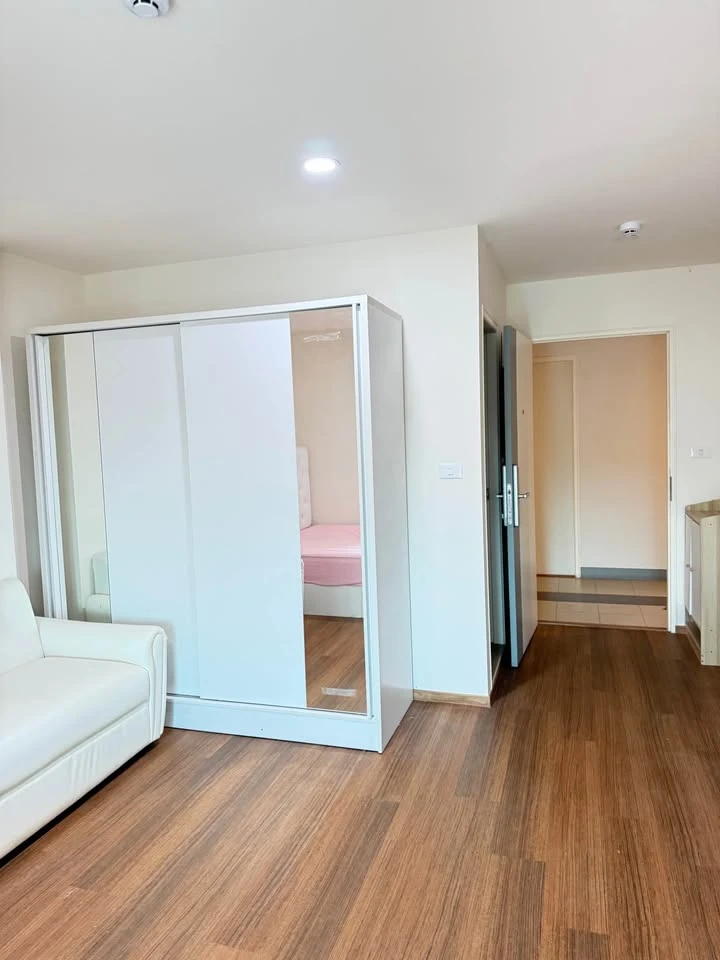 Selling Lumpini Condotown Ekachai 48, fully furnished unit. Just bring your suitcase and move in! Book now before it's too late!!!