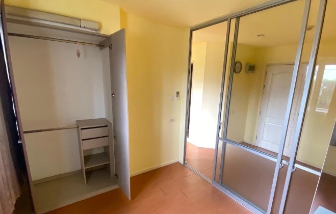 For sale: Lumpini Condotown Nida-Serithai, empty room, good condition, suitable for decorating, ready to move in, reserve now.