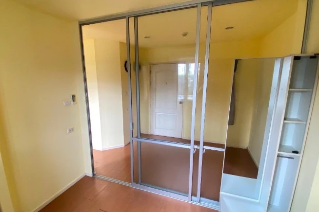 For sale: Lumpini Condotown Nida-Serithai, empty room, good condition, suitable for decorating, ready to move in, reserve now.