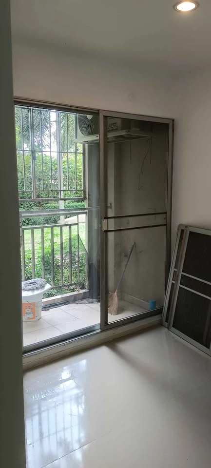 Selling Lumpini Condotown Nida-Serithai, unfurnished unit. Perfect for those who love to decorate their own space. Book now! images