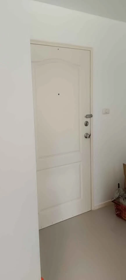 Selling Lumpini Condotown Nida-Serithai, unfurnished unit. Perfect for those who love to decorate their own space. Book now!