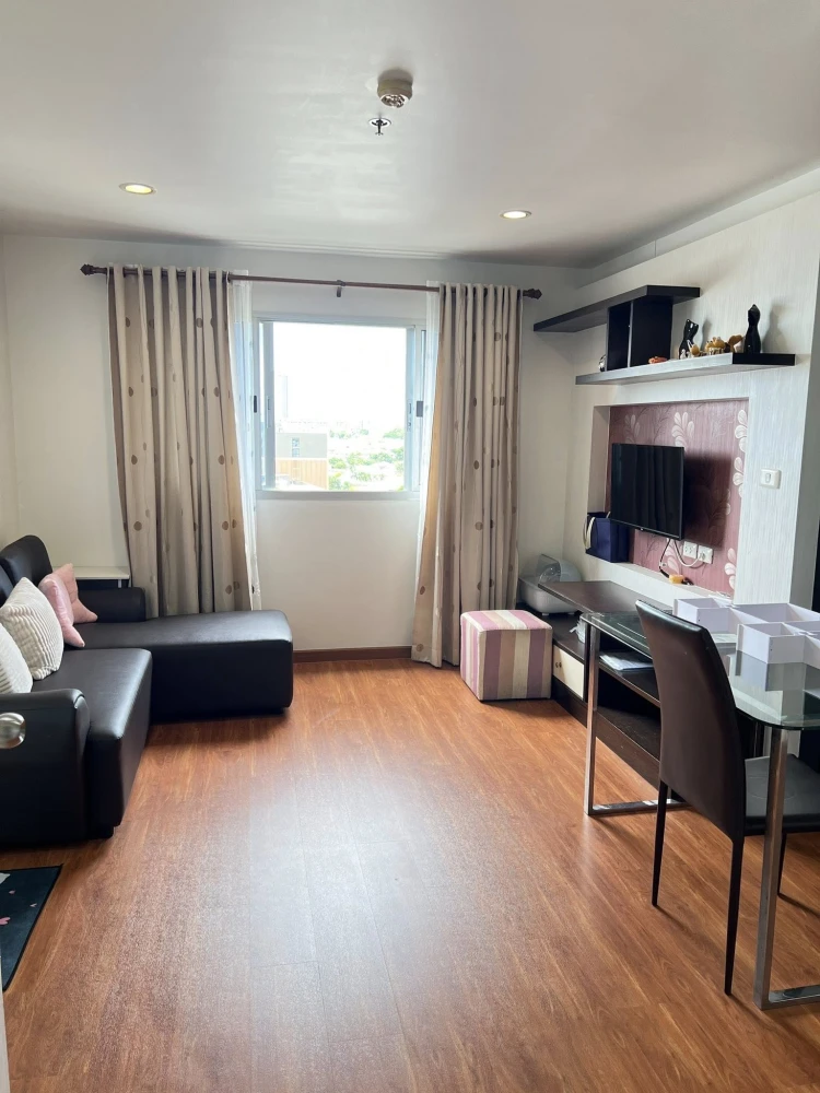 For sale: Lumpini Condotown North Pattaya Sukhumvit. Spacious room with plenty of usable space. Comes fully furnished. Hurry and reserve now!