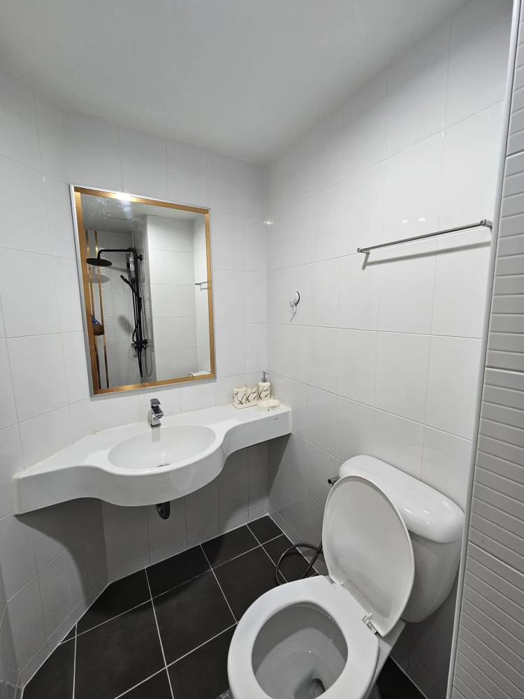 Selling Lumpini Condotown North Pattaya Sukhumvit. A lovely unit with high-quality built-in furniture and complete furnishings. Don't miss out!