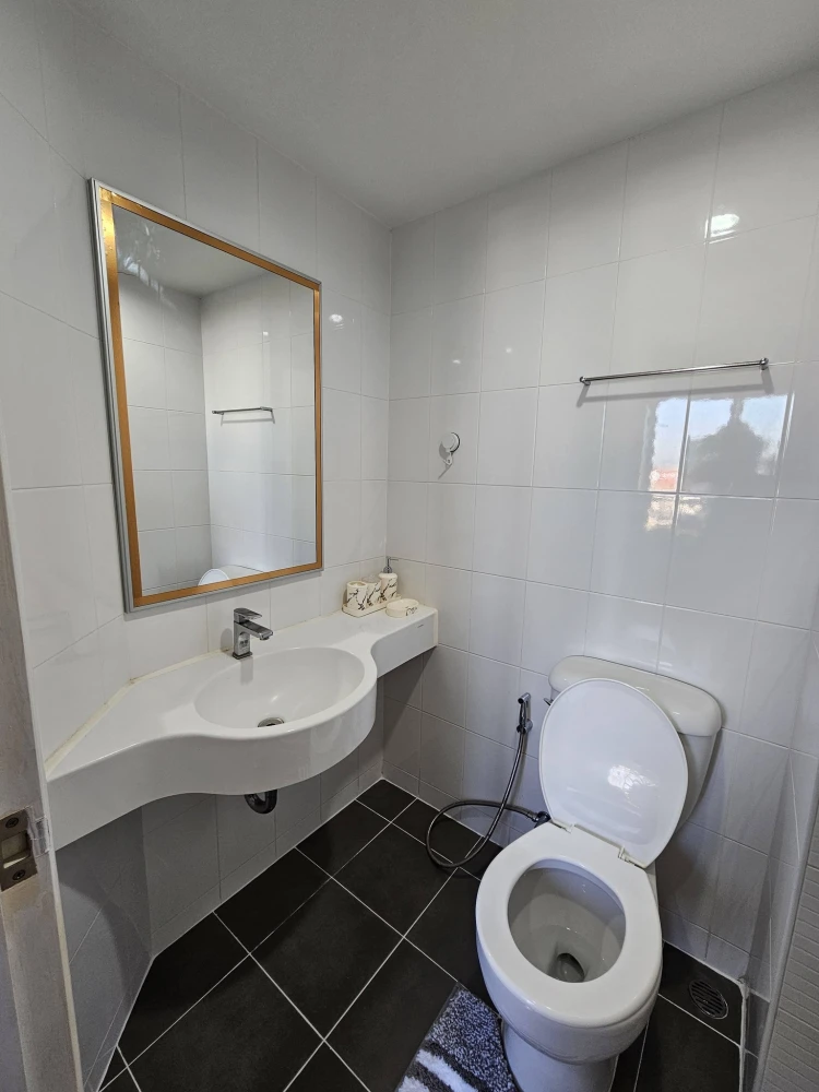 Selling Lumpini Condotown North Pattaya Sukhumvit. A lovely unit with high-quality built-in furniture and complete furnishings. Don't miss out!