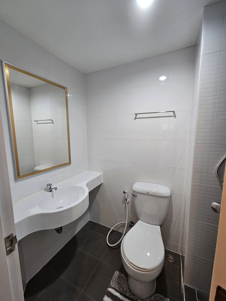Selling Lumpini Condotown North Pattaya Sukhumvit, studio unit with high-quality built-in furniture. Move-in ready!