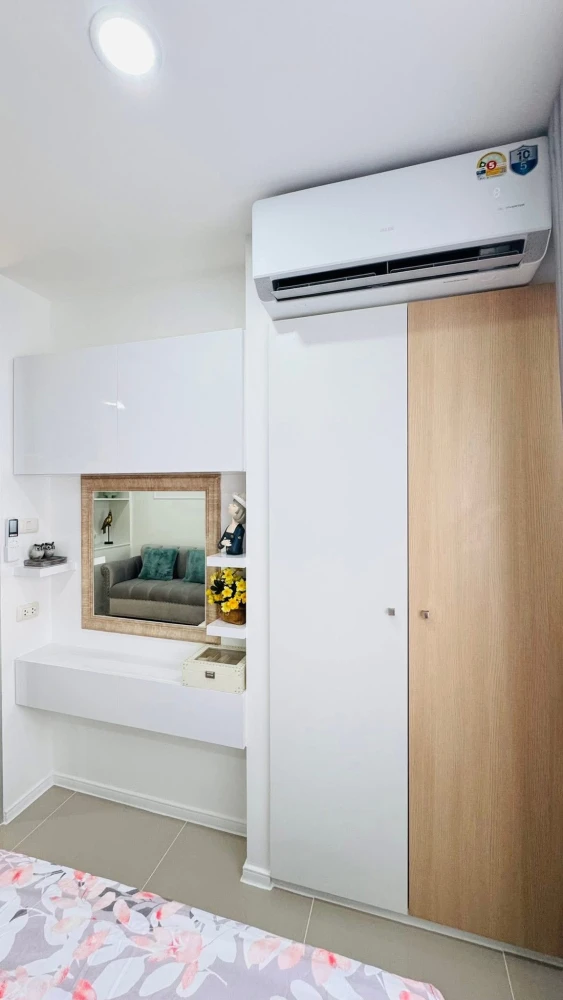Selling Lumpini Condotown North Pattaya Sukhumvit. Beautifully decorated unit with high-quality built-in furniture. Book now!
