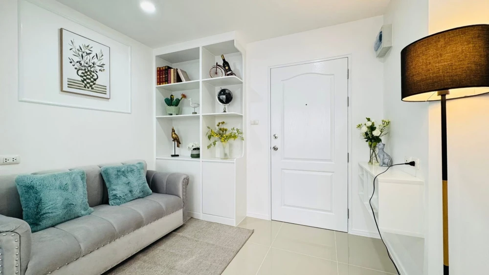 Selling Lumpini Condotown North Pattaya Sukhumvit. Beautifully decorated unit with high-quality built-in furniture. Book now!