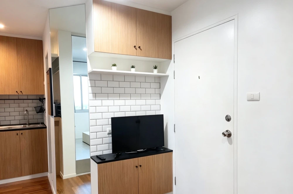 Selling a lovely unit at Lumpini Mega City Bangna. Features include high-quality wallpaper and complete amenities. Book now!
