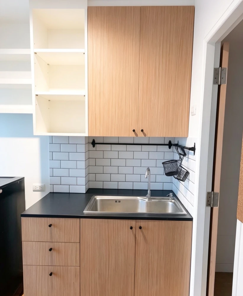 Selling a lovely unit at Lumpini Mega City Bangna. Features include high-quality wallpaper and complete amenities. Book now!