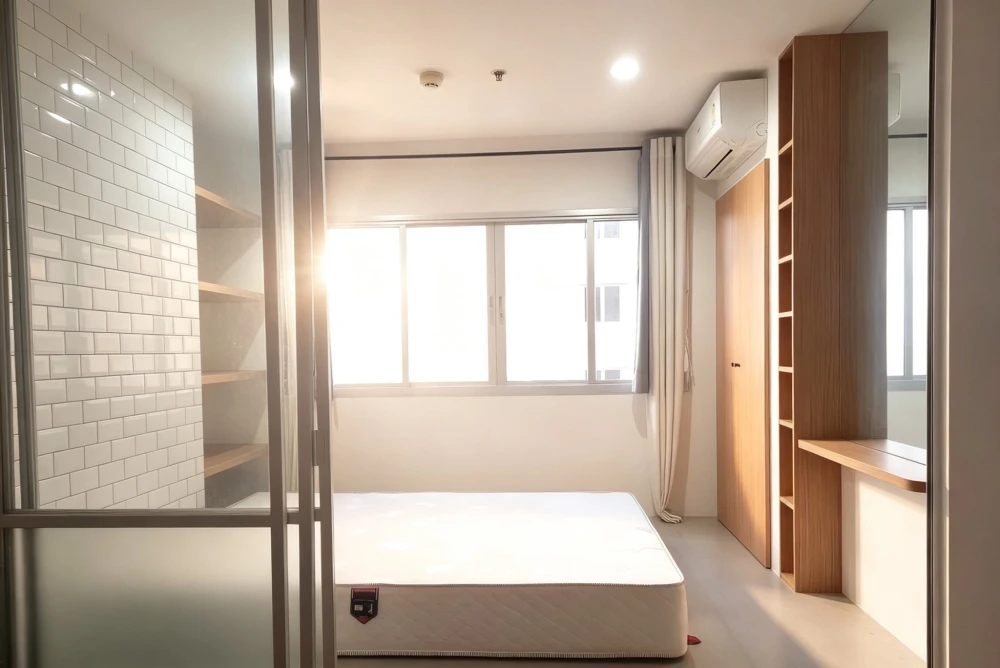 Selling a lovely unit at Lumpini Mega City Bangna. Features include high-quality wallpaper and complete amenities. Book now!