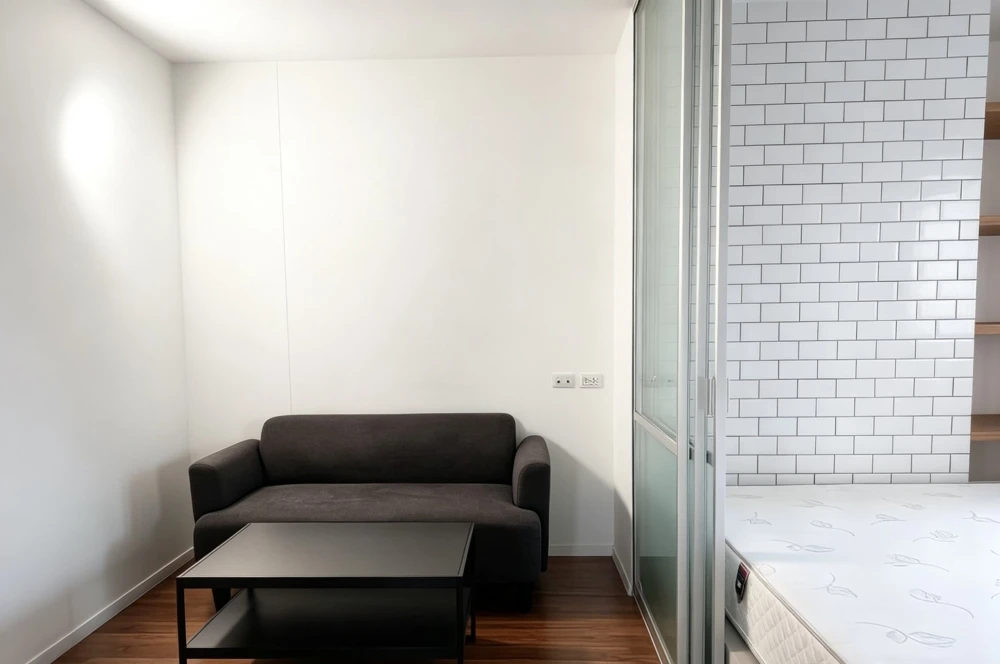 Selling a lovely unit at Lumpini Mega City Bangna. Features include high-quality wallpaper and complete amenities. Book now!