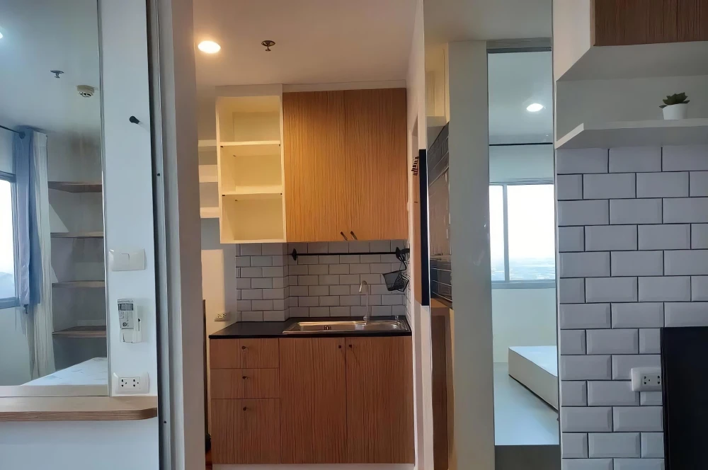 Selling a lovely unit at Lumpini Mega City Bangna. Features include high-quality wallpaper and complete amenities. Book now!