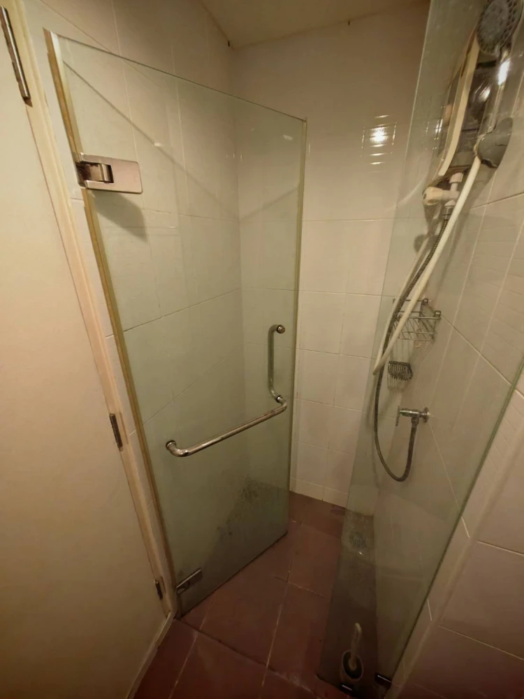 Selling an unfurnished, high-floor unit at Lumpini Mega City Bangna. Perfect for interior decorating enthusiasts! Book now!