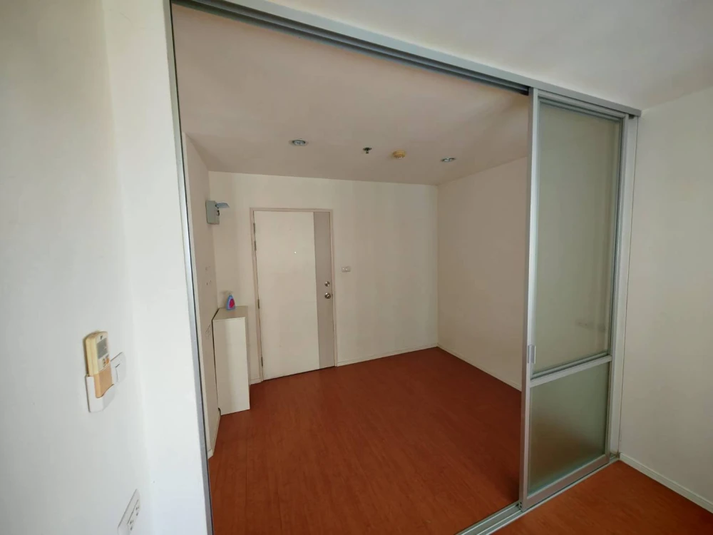 Selling an unfurnished, high-floor unit at Lumpini Mega City Bangna. Perfect for interior decorating enthusiasts! Book now!