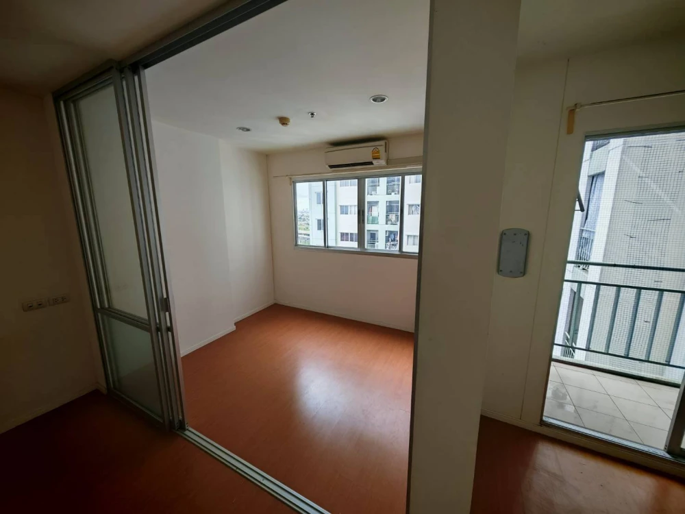 Selling an unfurnished, high-floor unit at Lumpini Mega City Bangna. Perfect for interior decorating enthusiasts! Book now!