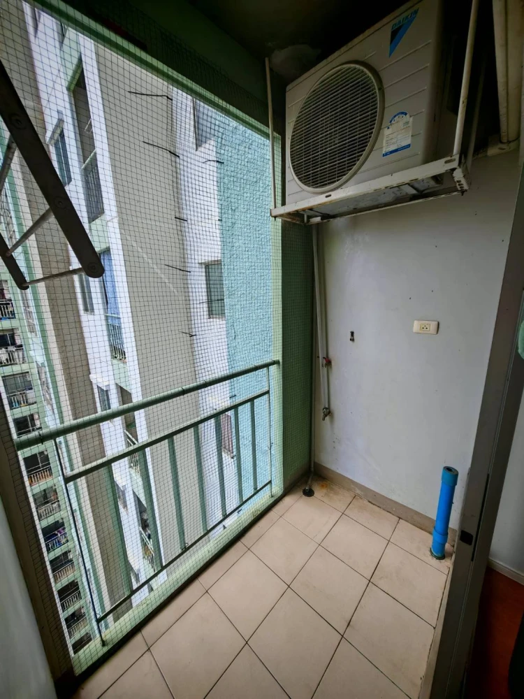 Selling an unfurnished, high-floor unit at Lumpini Mega City Bangna. Perfect for interior decorating enthusiasts! Book now!