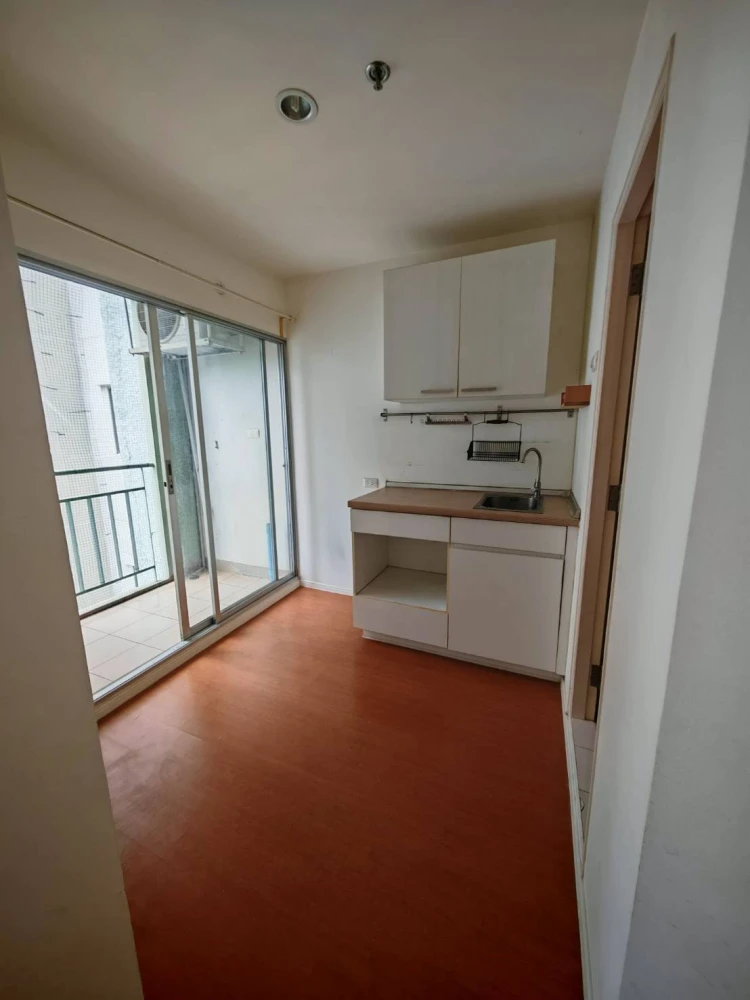 Selling an unfurnished, high-floor unit at Lumpini Mega City Bangna. Perfect for interior decorating enthusiasts! Book now!