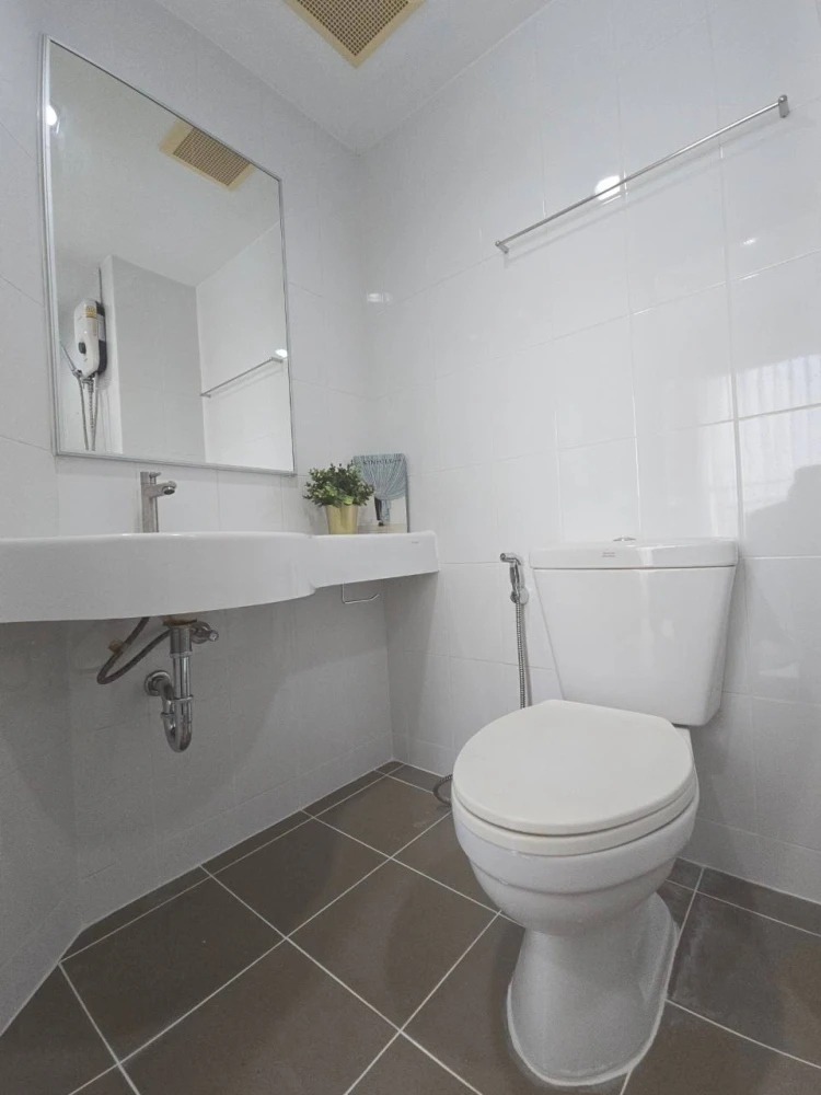 Selling ready-to-move-in condo at Lumpini Park Nawamin-Si Burapha. Fully furnished with complete amenities. Book now!