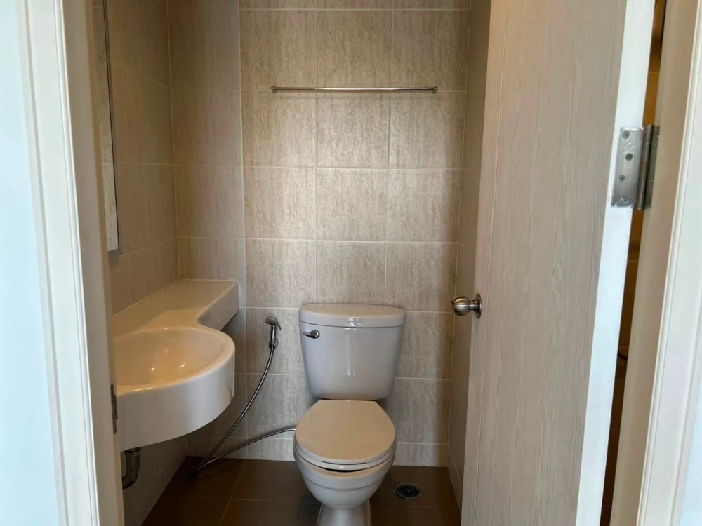 Selling a great unit at Lumpini Park Phetkasem 98, 19th floor. Interested? Book now!