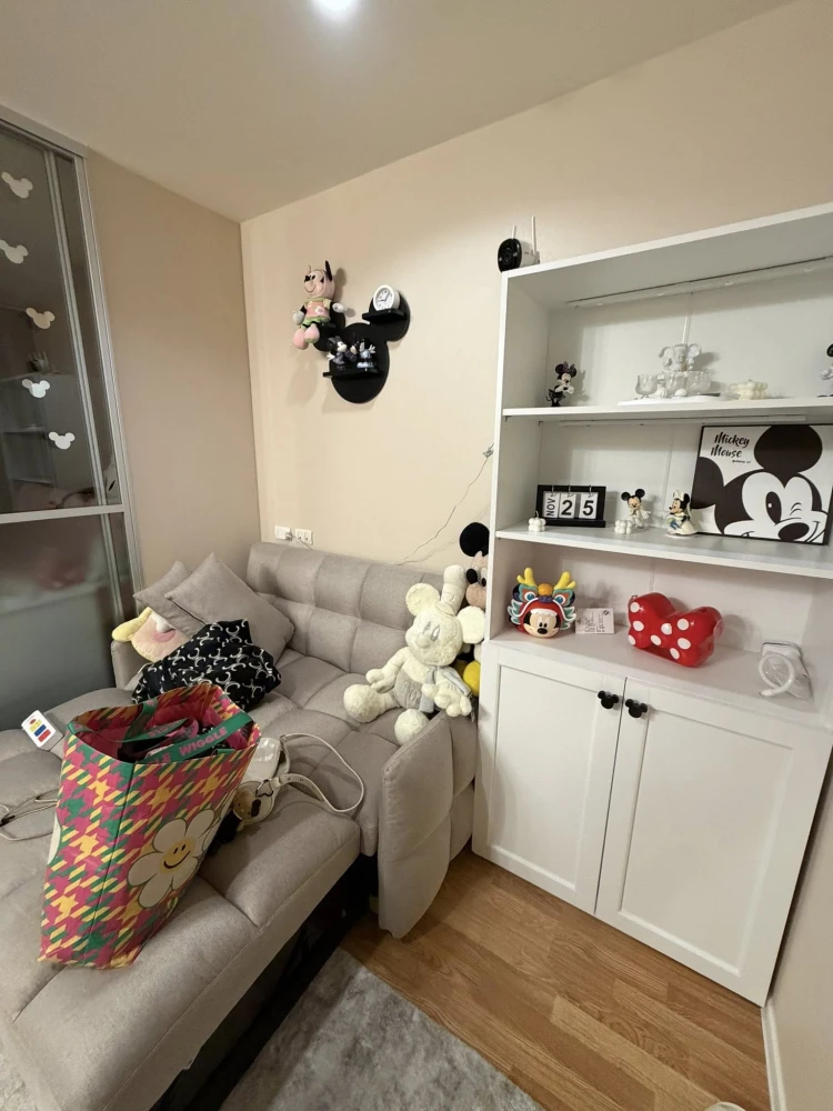Selling a high-floor unit at Lumpini Park Phetkasem 98. Nice and fully furnished. Book now!