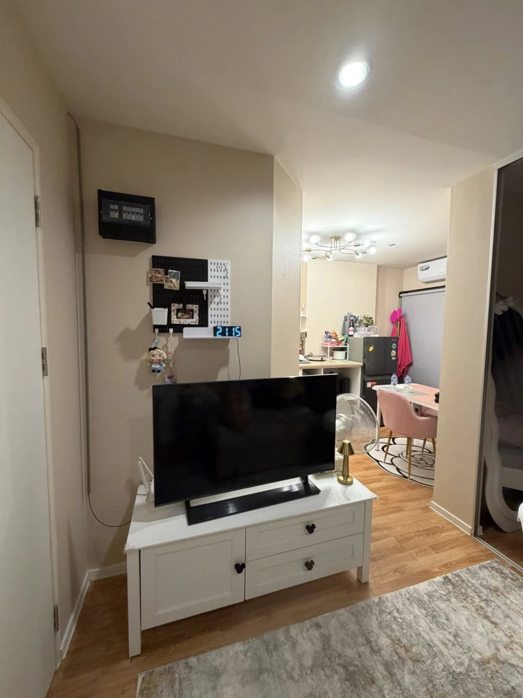 Selling a high-floor unit at Lumpini Park Phetkasem 98. Nice and fully furnished. Book now!