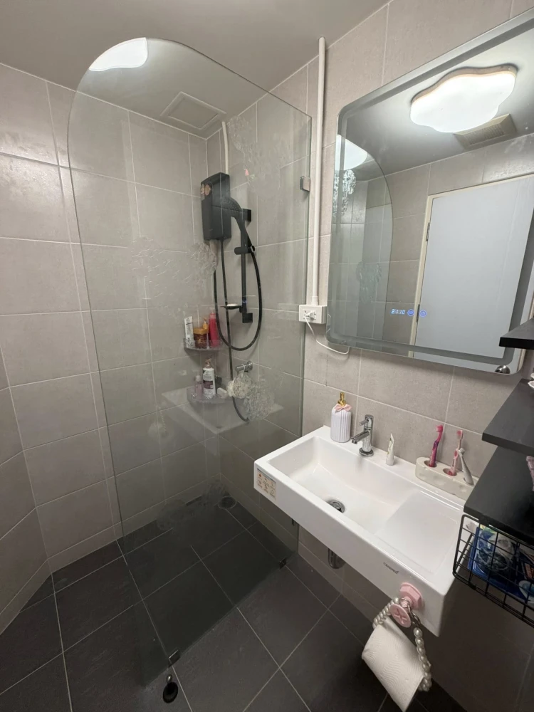 Selling a high-floor unit at Lumpini Park Phetkasem 98. Nice and fully furnished. Book now!