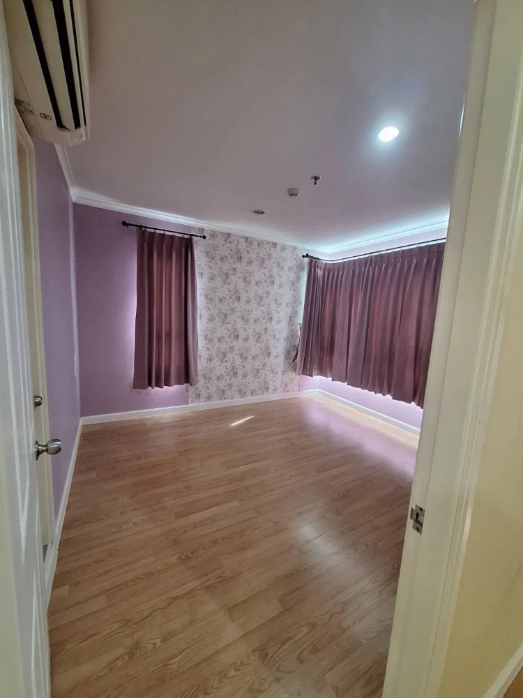 Selling Lumpini Park Pinklao 1 bedroom, 1 bathroom unit. High-quality wallpaper installed. Prime location. Book now! images