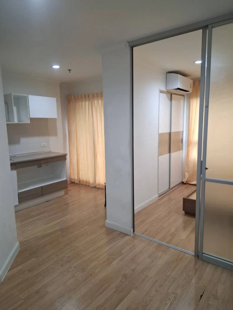 For sale: Lumpini Park Pinklao, 18th floor, partitioned room, fully furnished, nice to live in. Reserve now, don't miss out!