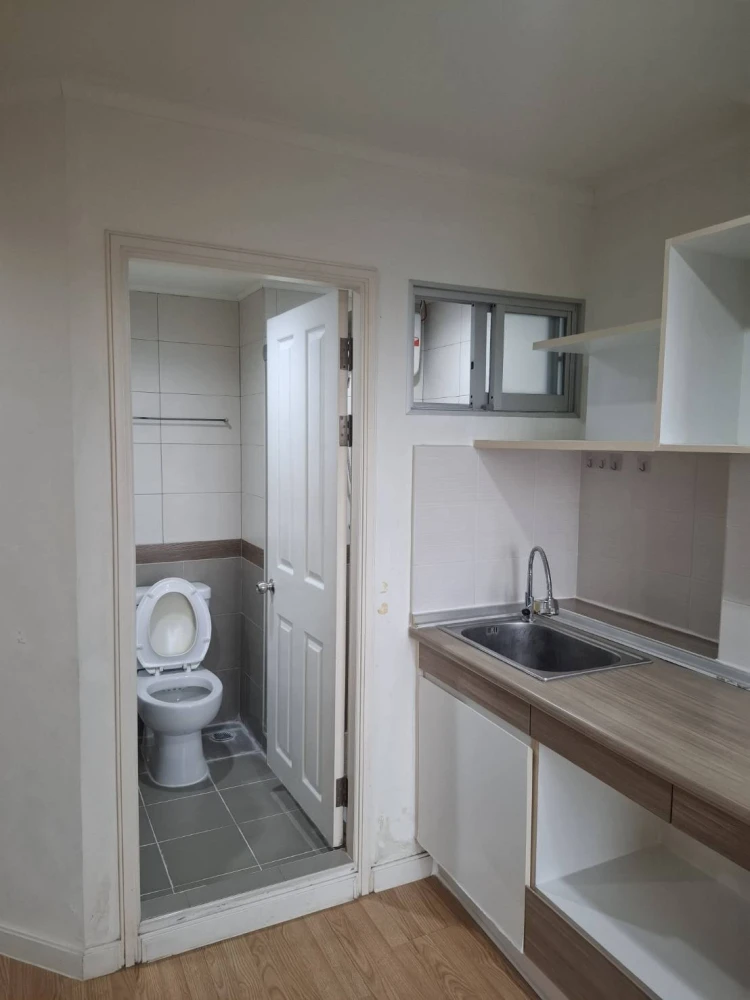 For sale: Lumpini Park Pinklao, 18th floor, partitioned room, fully furnished, nice to live in. Reserve now, don't miss out!
