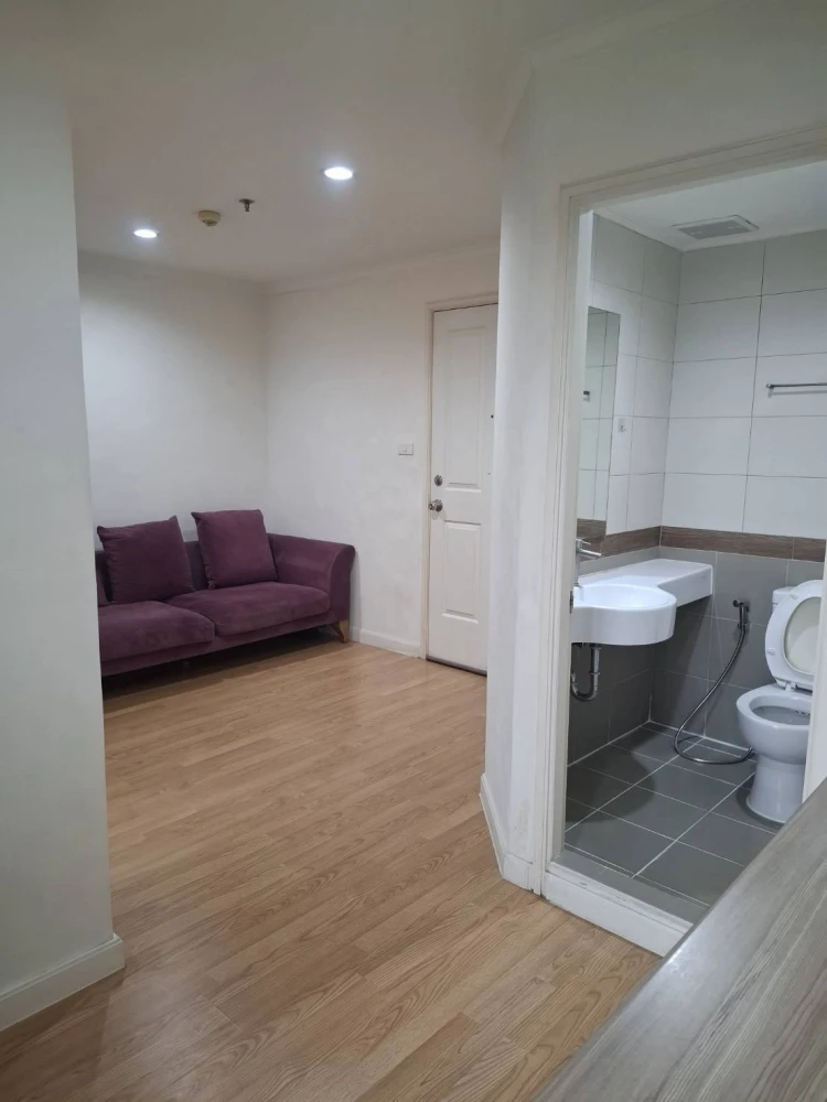 For sale: Lumpini Park Pinklao, 18th floor, partitioned room, fully furnished, nice to live in. Reserve now, don't miss out!