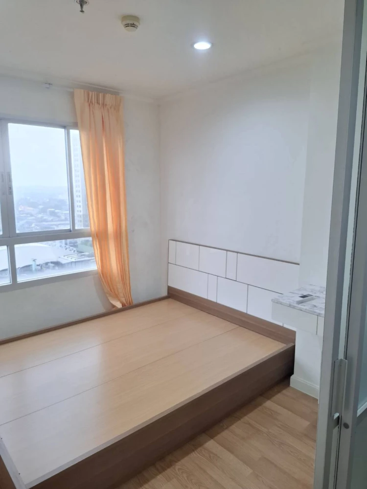 For sale: Lumpini Park Pinklao, 18th floor, partitioned room, fully furnished, nice to live in. Reserve now, don't miss out!