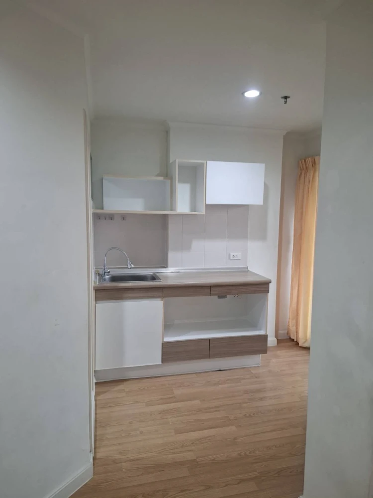For sale: Lumpini Park Pinklao, 18th floor, partitioned room, fully furnished, nice to live in. Reserve now, don't miss out!