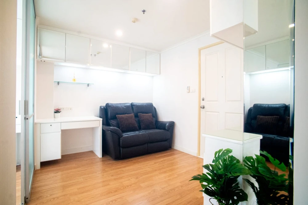 Selling Lumpini Park Pinklao condo. Nicely furnished with built-in furniture and a well-coordinated decor. Don't miss this opportunity!