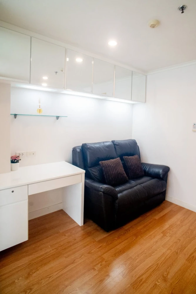 Selling Lumpini Park Pinklao condo. Nicely furnished with built-in furniture and a well-coordinated decor. Don't miss this opportunity!