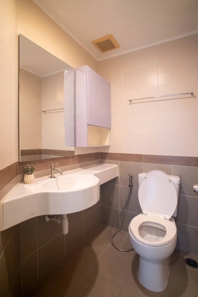 Selling Lumpini Park Pinklao condo. Nicely furnished with built-in furniture and a well-coordinated decor. Don't miss this opportunity!