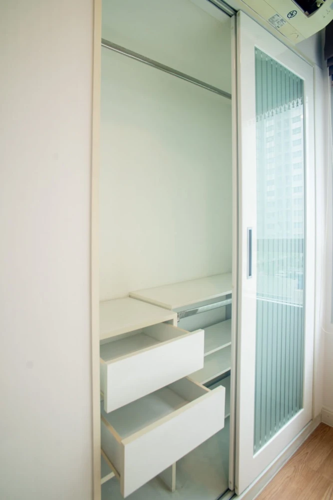 Selling Lumpini Park Pinklao condo. Nicely furnished with built-in furniture and a well-coordinated decor. Don't miss this opportunity!
