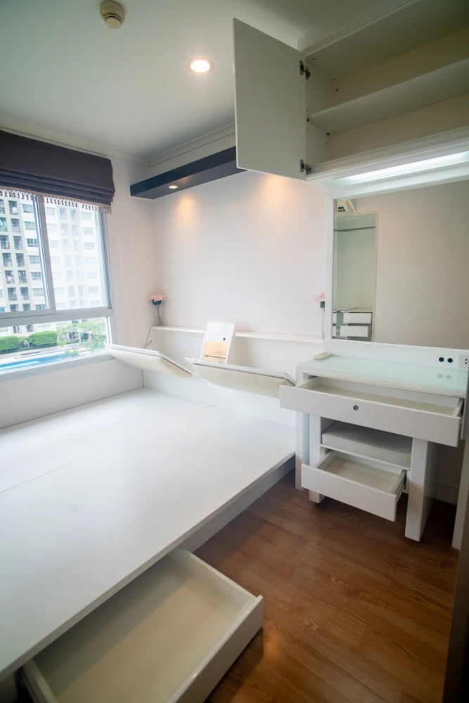 Selling Lumpini Park Pinklao condo. Nicely furnished with built-in furniture and a well-coordinated decor. Don't miss this opportunity!