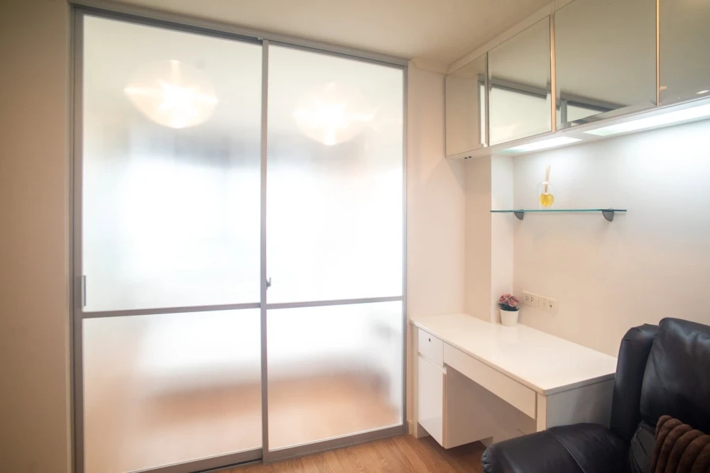 Selling Lumpini Park Pinklao condo. Nicely furnished with built-in furniture and a well-coordinated decor. Don't miss this opportunity!