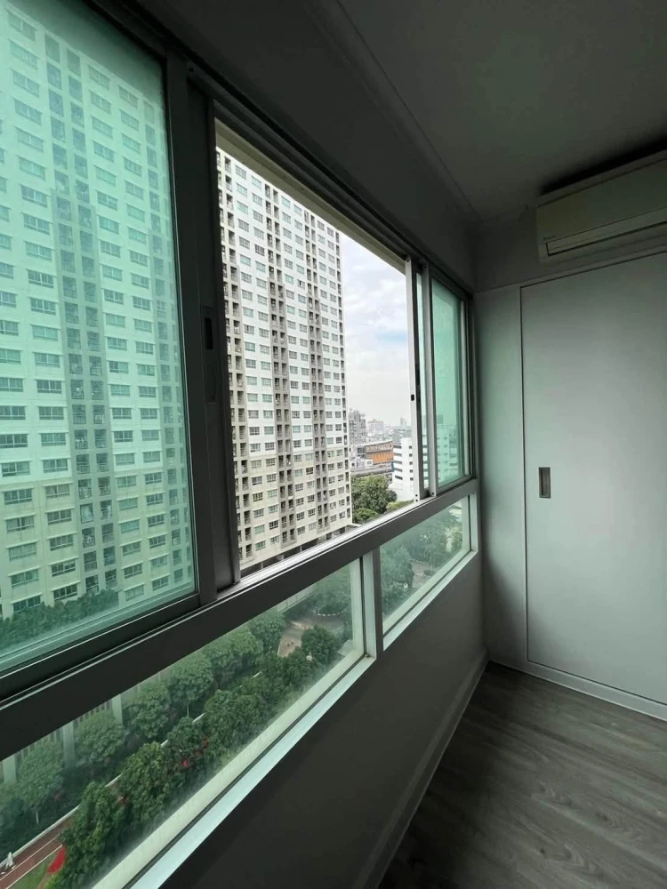 Selling a lovely condo at Lumpini Park Pinklao. Great location, great view, not hot, convenient transportation. Don't miss out!