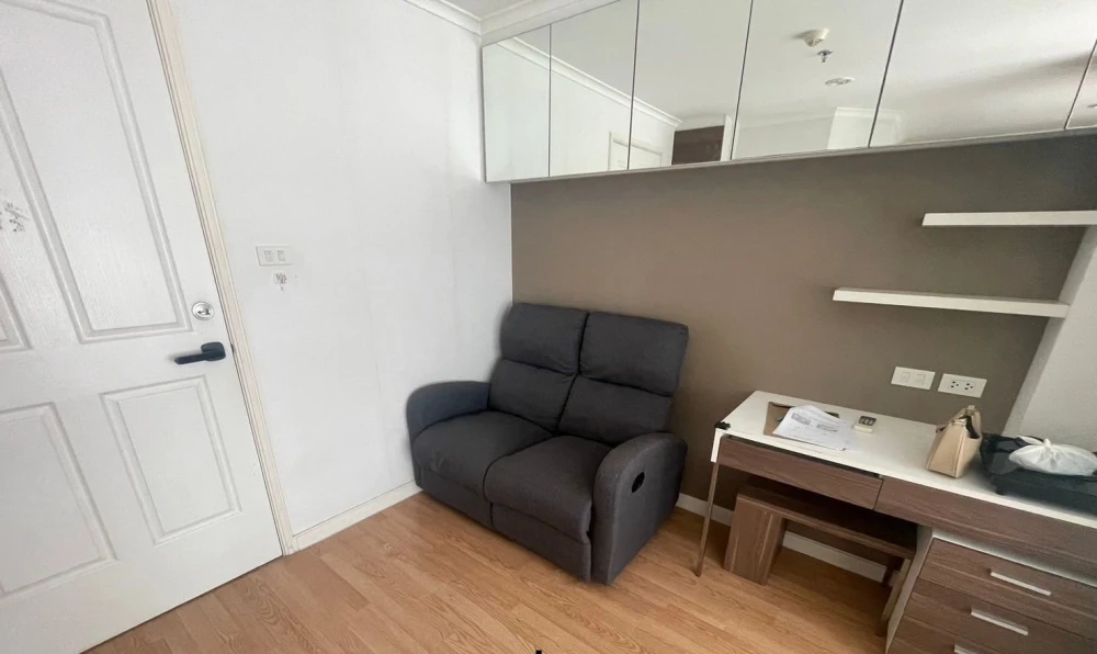 Selling ready-to-move-in condo at Lumpini Park Pinklao. Fully furnished, high floor, great location. Book now!