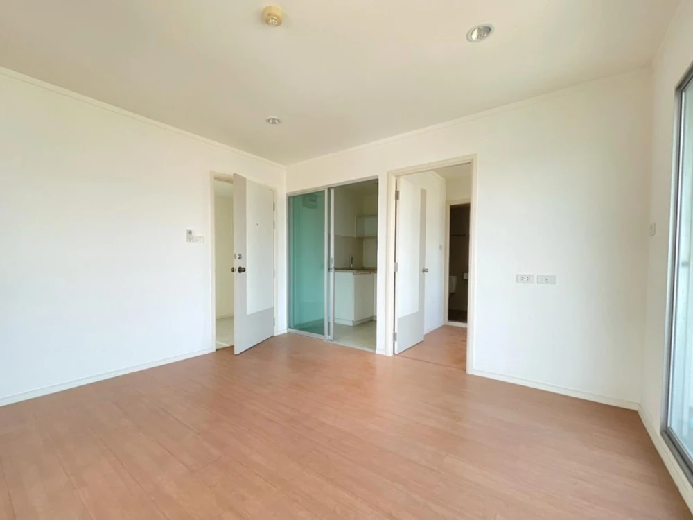 For sale: Lumpini Park Rattanathibet-Ngamwongwan, 10th floor, corner room. Interested in buying? Urgent!