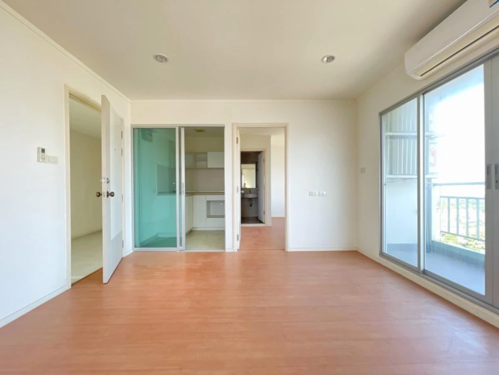 For sale: Lumpini Park Rattanathibet-Ngamwongwan, 10th floor, corner room. Interested in buying? Urgent!
