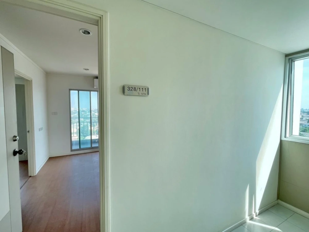 For sale: Lumpini Park Rattanathibet-Ngamwongwan, 10th floor, corner room. Interested in buying? Urgent!