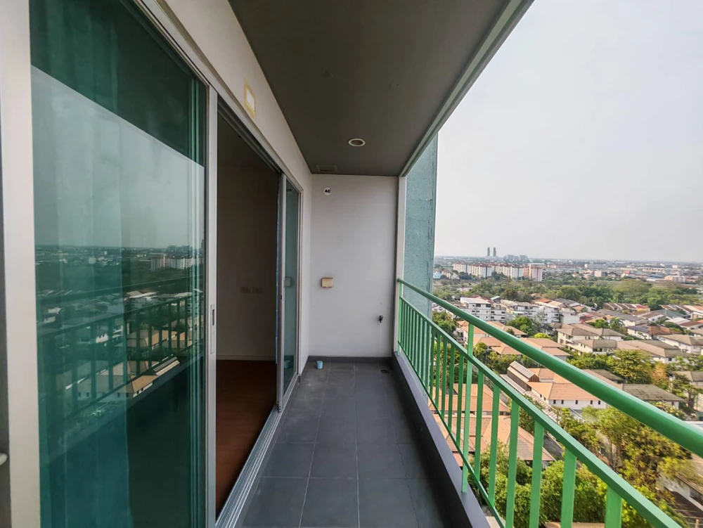 Selling a high-floor unit at Lumpini Park Rattanathibet-Ngamwongwan. Nice, breezy, spacious and comfortable. Book now!