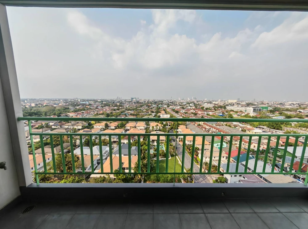 Selling a high-floor unit at Lumpini Park Rattanathibet-Ngamwongwan. Nice, breezy, spacious and comfortable. Book now!