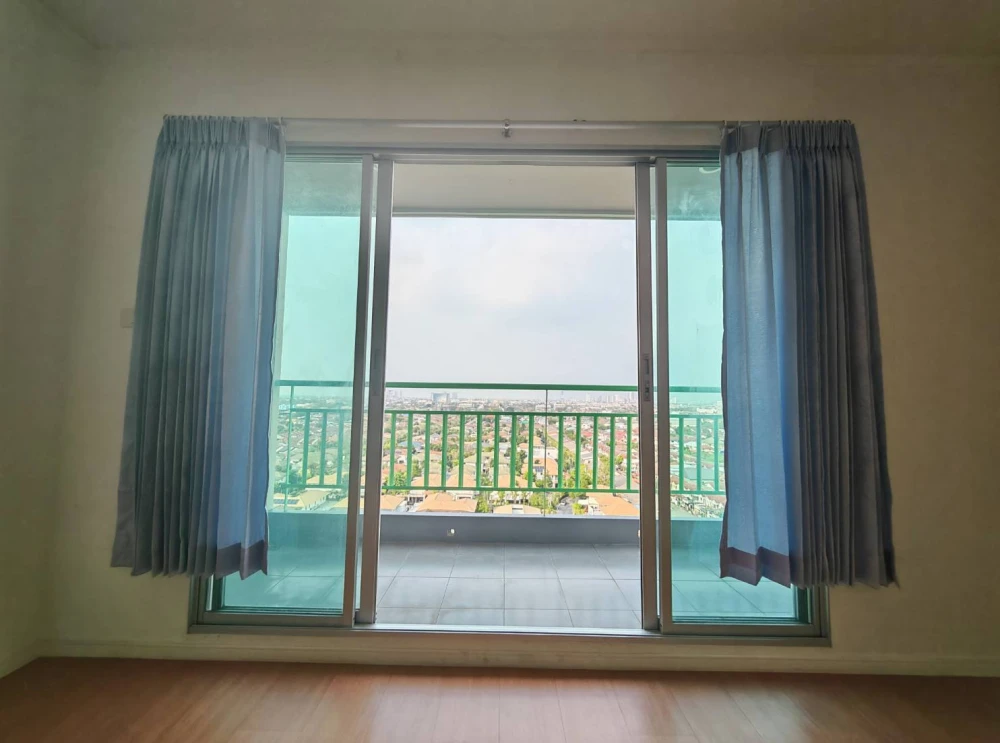 Selling a high-floor unit at Lumpini Park Rattanathibet-Ngamwongwan. Nice, breezy, spacious and comfortable. Book now!
