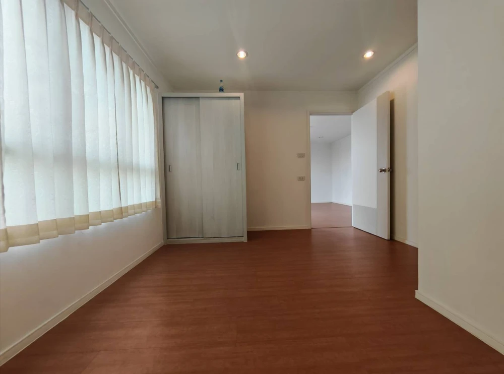 Selling a high-floor unit at Lumpini Park Rattanathibet-Ngamwongwan. Nice, breezy, spacious and comfortable. Book now!